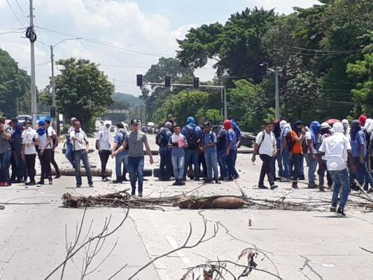 Desalojan estudiantes que realizaban protestas por bono estudiantil