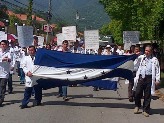 Médicos sampedranos siguen en protestas