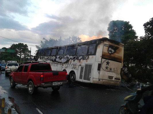 Hedman Alas califica de terrorismo quema de bus