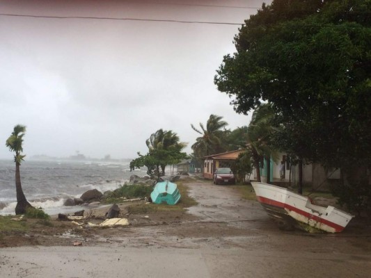 Earl sale de Honduras dejando al menos 148 evacuados