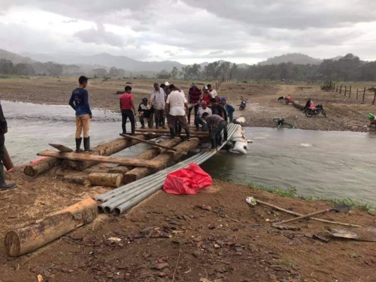 Pobladores restauran puente ante abandono de autoridades en El Paraíso