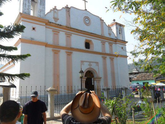 Por restaurar iglesia que 'casi se caía”, sacerdote puede ir preso