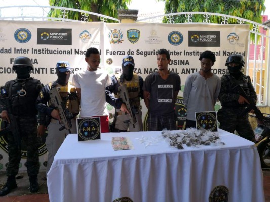Detienen a tres jóvenes en posesión de droga en La Ceiba