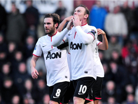 Rooney hace un golazo desde media cancha y da aire al Manchester United