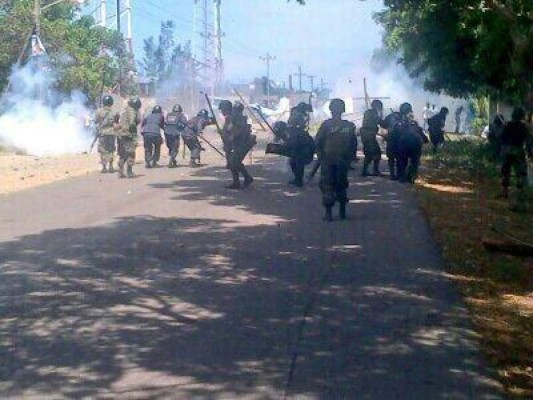 Desalojan a pobladores en toma de carretera a Puerto de Castilla