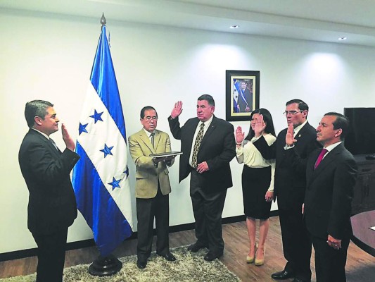 Hernández oficializa cambios en el gabinete de Gobierno