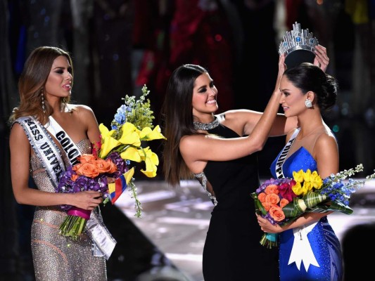 Momento en que la Miss Universo saliente, Paulina Vega, corona a la filipina Pia Wurtzbach, tras despojar del título a Miss Colombia, Ariadna Gutiérrez.