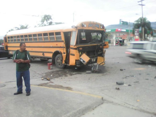 Choque entre un bus y una rastra deja varios heridos en San Pedro Sula