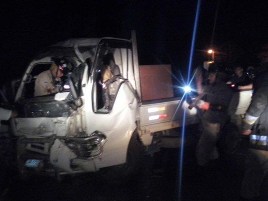 Dos heridos en choque entre camiones en carretera de Ticamaya