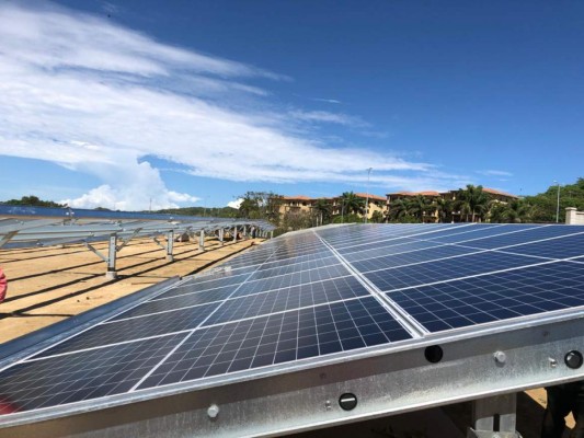 Avanza instalación de paneles en parque de energía solar en Roatán  