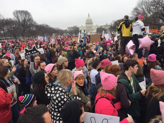 Miles participan en EUA de marchas de mujeres contra Trump