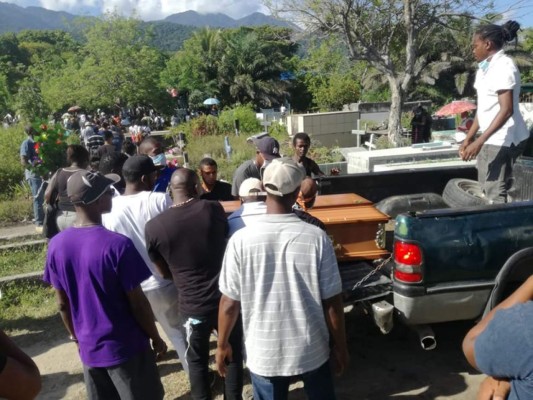 Familiares dan el último adiós a madre e hijas que murieron en accidente