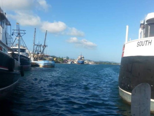 Hallan a seis tripulantes de barco que naufragó en Roatán