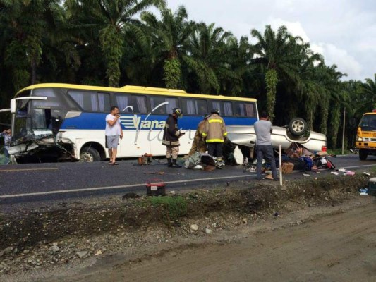 El bus de transporte público de la empresa Viana evidenciaba el fuerte impacto entre ambos automotores.