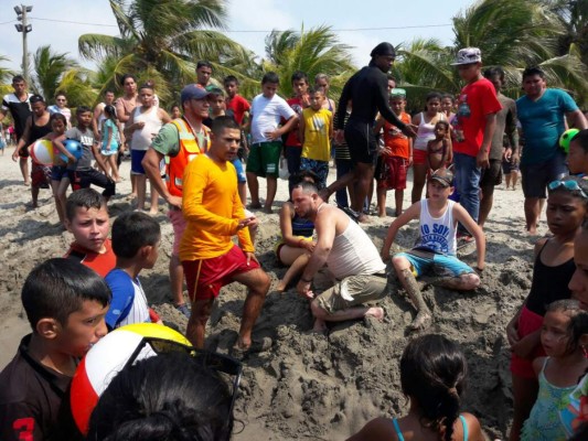 Bomberos rescatan con vida a tres personas en Tela