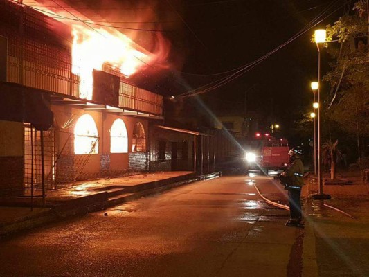 Tres encapuchados incendian la alcaldía de San Lorenzo, Valle