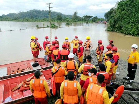 Bomberos: héroes de rescates y asistencia en Honduras