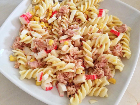 Cómo hacer ensalada de pasta con atún, maíz, surimi y huevo