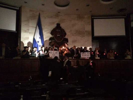 Diputados de Libre protagonizan nueva protesta en Congreso de Honduras