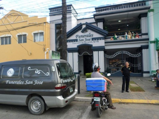 Los restos del jugador Arnold Peralta son velados en funeraria San José de La Ceiba.