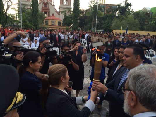 Rinden tributo a la Bandera Nacional en el inicio del mes patrio