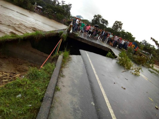 Se parte una carretera en Omoa y autoridades decretan emergencia