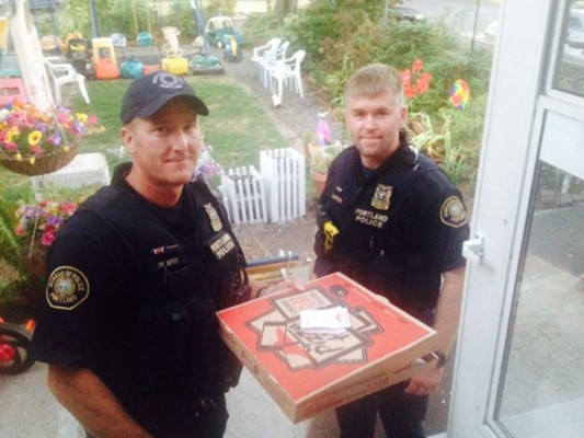 Policías entregan pizza luego de que el repartidor sufriera accidente
