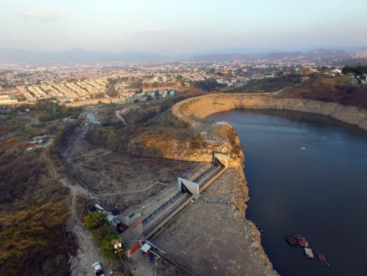 Los capitalinos reciben agua cada tres días por la sequía en las represas