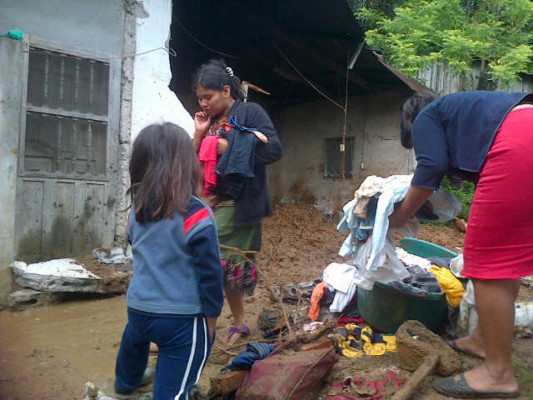Mueren seis niños soterrados por alud al norte de Honduras 