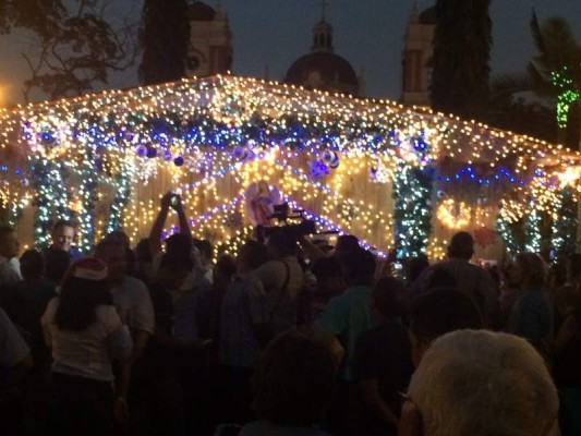 Una gran cantidad de personas asistió a la inauguración de la Navidad 2015 en San Pedro Sula.