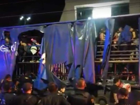 Policía detiene camión con 228 migrantes en sur de México