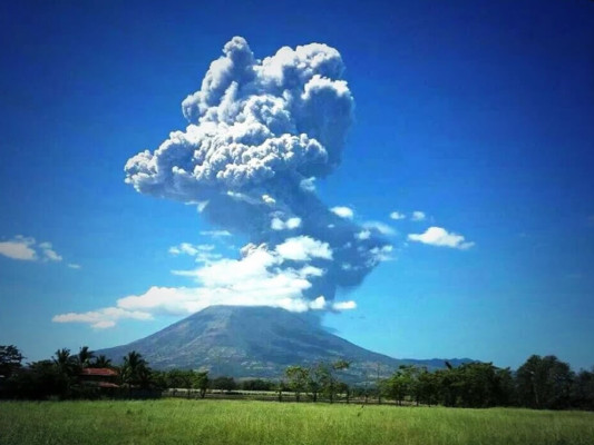 Bomberos de Honduras en alerta por erupción del Chaparrastique