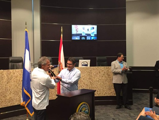 Presidente de Honduras recibe las llaves de la ciudad del Doral