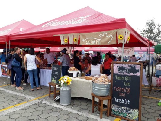 En un ambiente familiar se desarrolla el Mercado del Agricultor en su último día