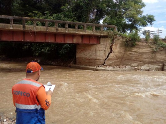 Las infraestructura vial del país ha sido dañada por el agua en algunas zonas.