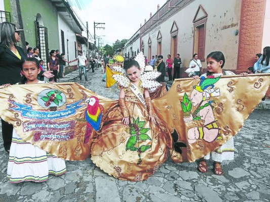 Colorida festividad cívica en Santa Rosa de Copán
