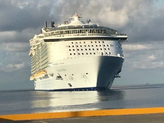 Llega a Roatán el tercer crucero más grande del mundo