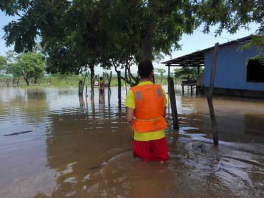 Bomberos evacuan a familias por inundación en Villanueva