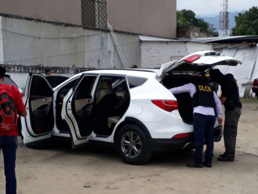 Varios vehículos que estaban en un parqueo fueron inspeccionados en el centro de San Pedro Sula.