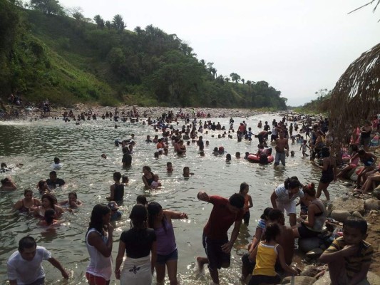 Veraneantes disfrutan en los balnearios de Honduras