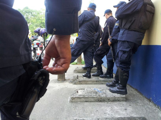 Policías reclaman pago de salarios atrasados en San Pedro Sula
