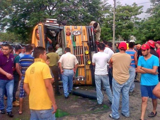 Honduras: 10 heridos tras volcar un bus en Villanueva