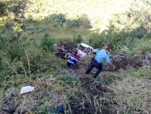 En hondonada muere chofer de camión