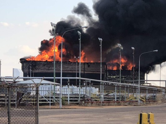 Tanques de almacenamiento de petróleo se incendian en Venezuela