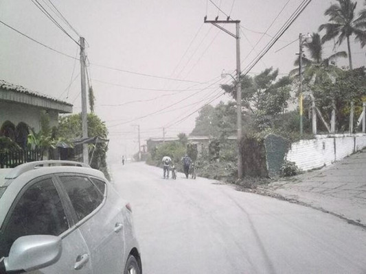 Bomberos de Honduras en alerta por erupción del Chaparrastique