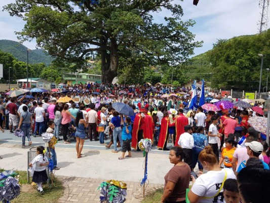 Escolares marchan para recordar el Día de la Independencia