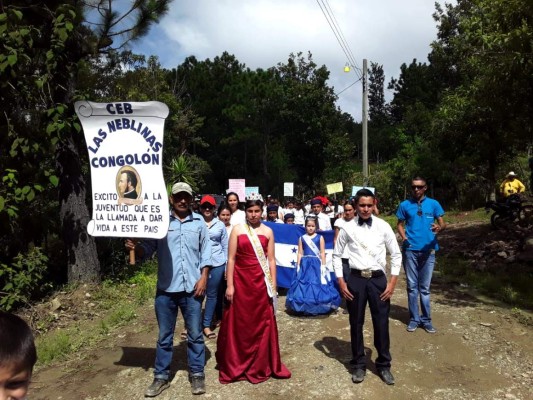 Desfiles y danza folklórica en celebración de las Fiestas Patrias en Gualcinse, Lempira