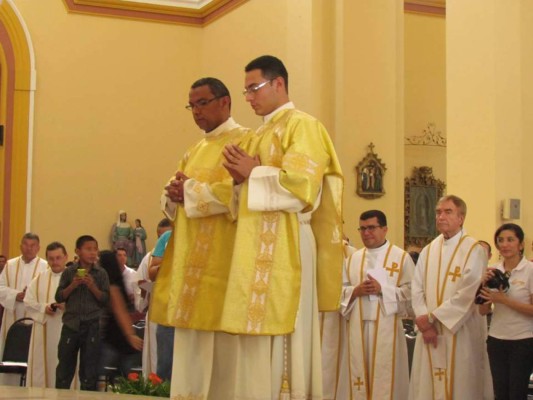 Iglesia Católica ordena dos nuevos sacerdotes en el norte de Honduras