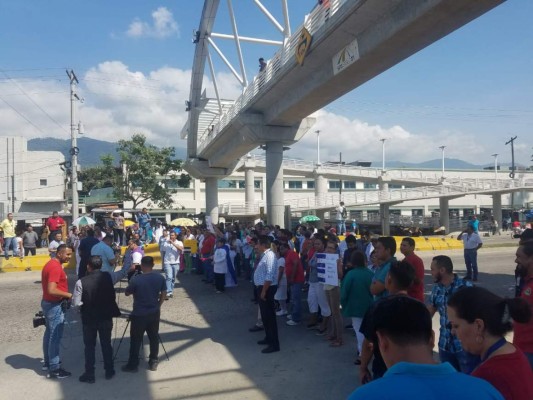 Médicos, enfermeras y maestros bloquean el bulevar del norte en San Pedro Sula