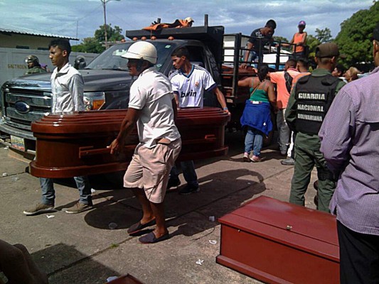 Familiares claman por los restos de 37 muertos en motín en cárcel venezolana